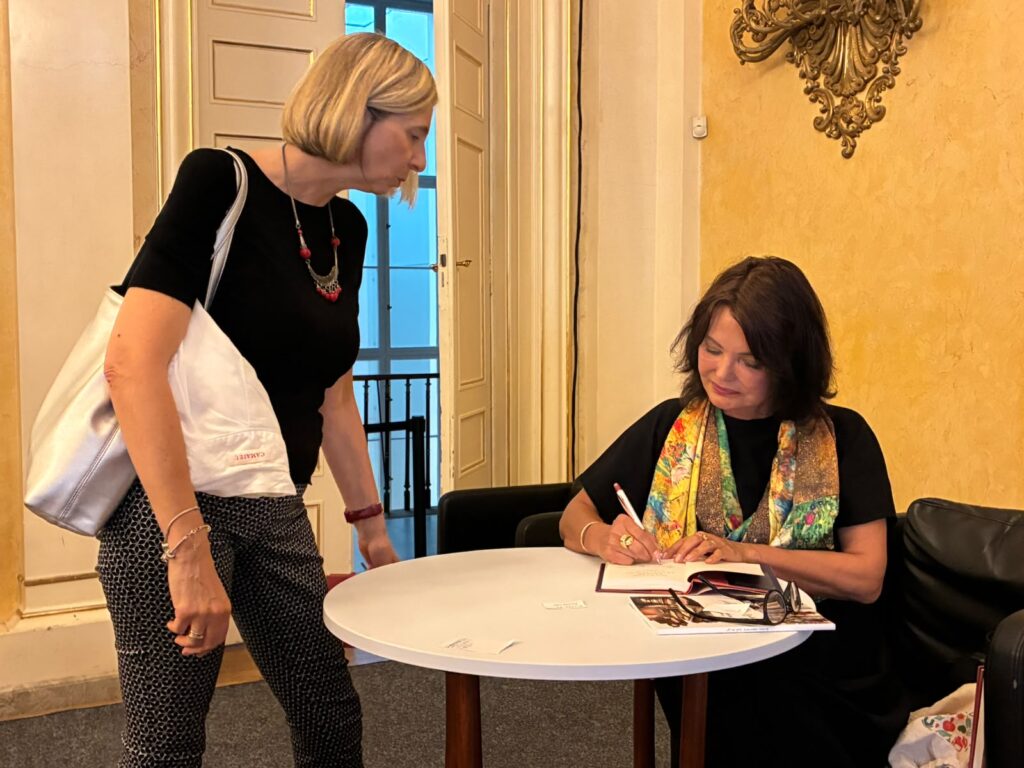 KÁNKÁN AZ ÜVEGPADLÓN - TÓTH KRISZTINA ÚJ NOVELLÁSKÖTETÉNEK BEMUTATÓJA AZ ÜNNEPI KÖNYVHÉTEN
