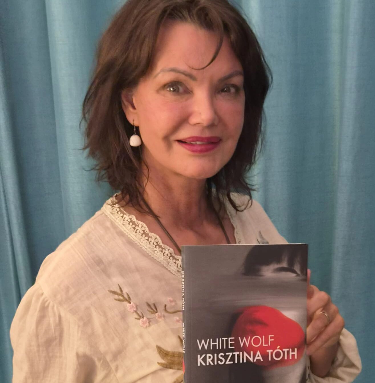 Tóth Krisztina költő, író, műfordító
